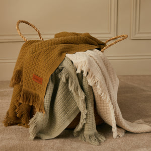 Ensemble de plaids Marceau de différentes couleurs dans un panier - Bercail