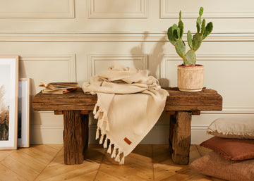 Louis Beige throw on a wooden bench - Bercail