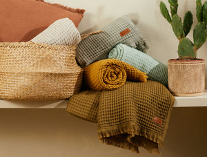 Oscar plaids in different colors on a shelf - Bercail